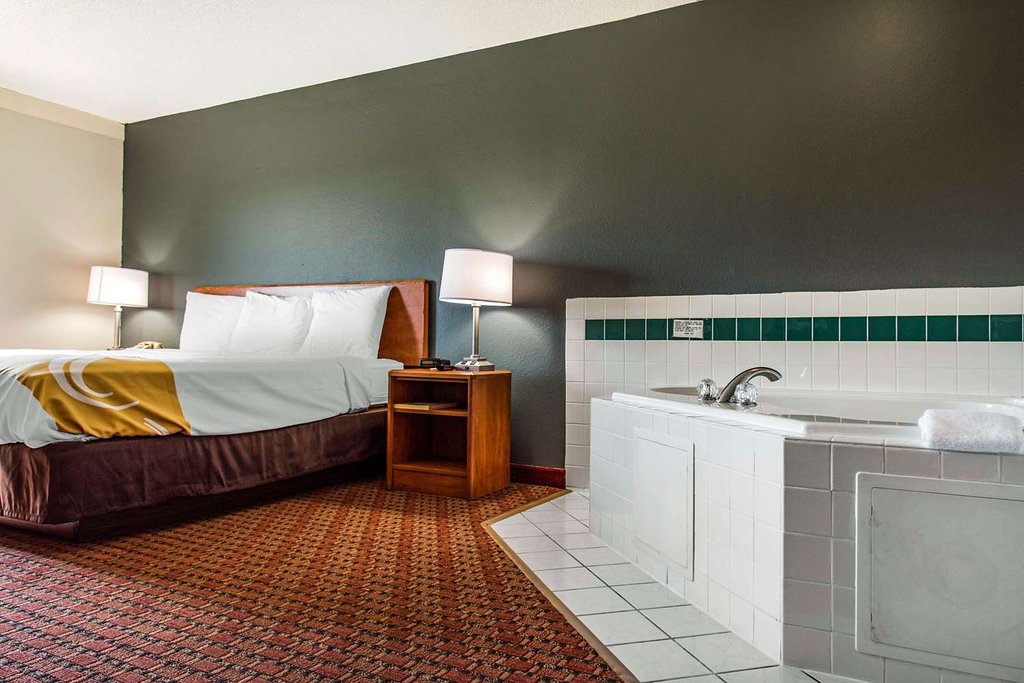 Hotel Photo - Travelers Lodge & Suites in Gaylord