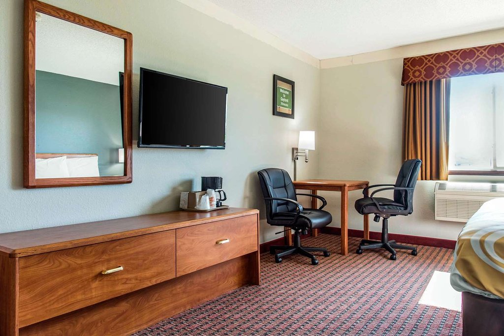 Hotel Photo - Travelers Lodge & Suites in Gaylord