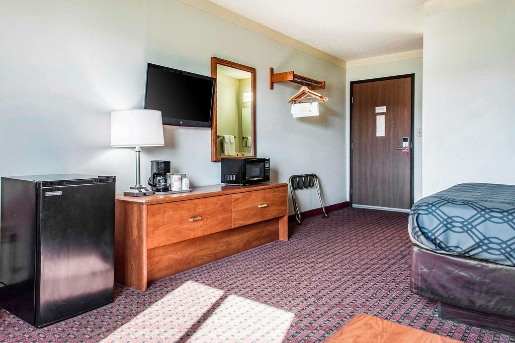 Hotel Photo - Travelers Lodge & Suites in Gaylord