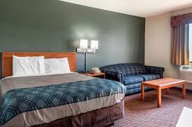 Single Queen at Travelers Lodge & Suites in Gaylord